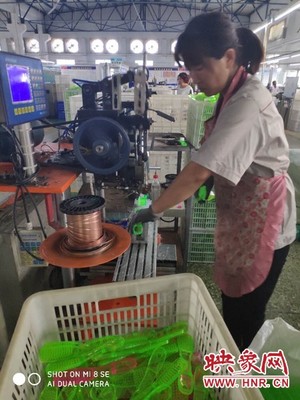 劉小寧:返鄉(xiāng)創(chuàng)業(yè)開(kāi)工廠 小產(chǎn)品走上大舞臺(tái)